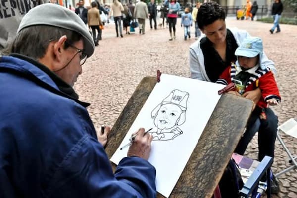 Caricaturista fazendo caricaturas na rua